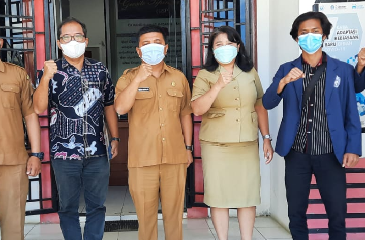 Serah Terima Plakat Oleh Dosen Universitas Methodist Medan